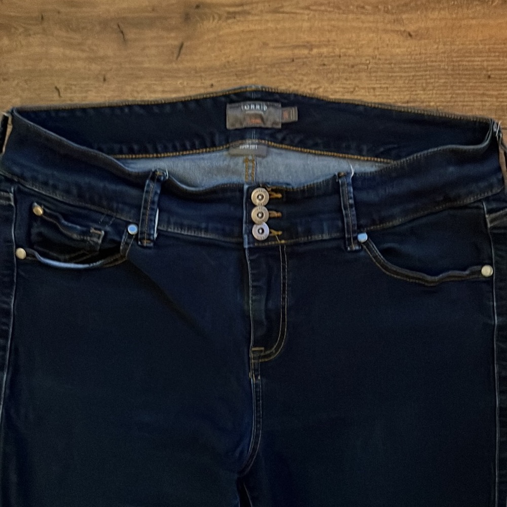 TORRID #FeelTheFit Super Soft Jegging Dk Wash 5 Pocket 3 Button Zipper Entry 18R - Picture 5 of 8